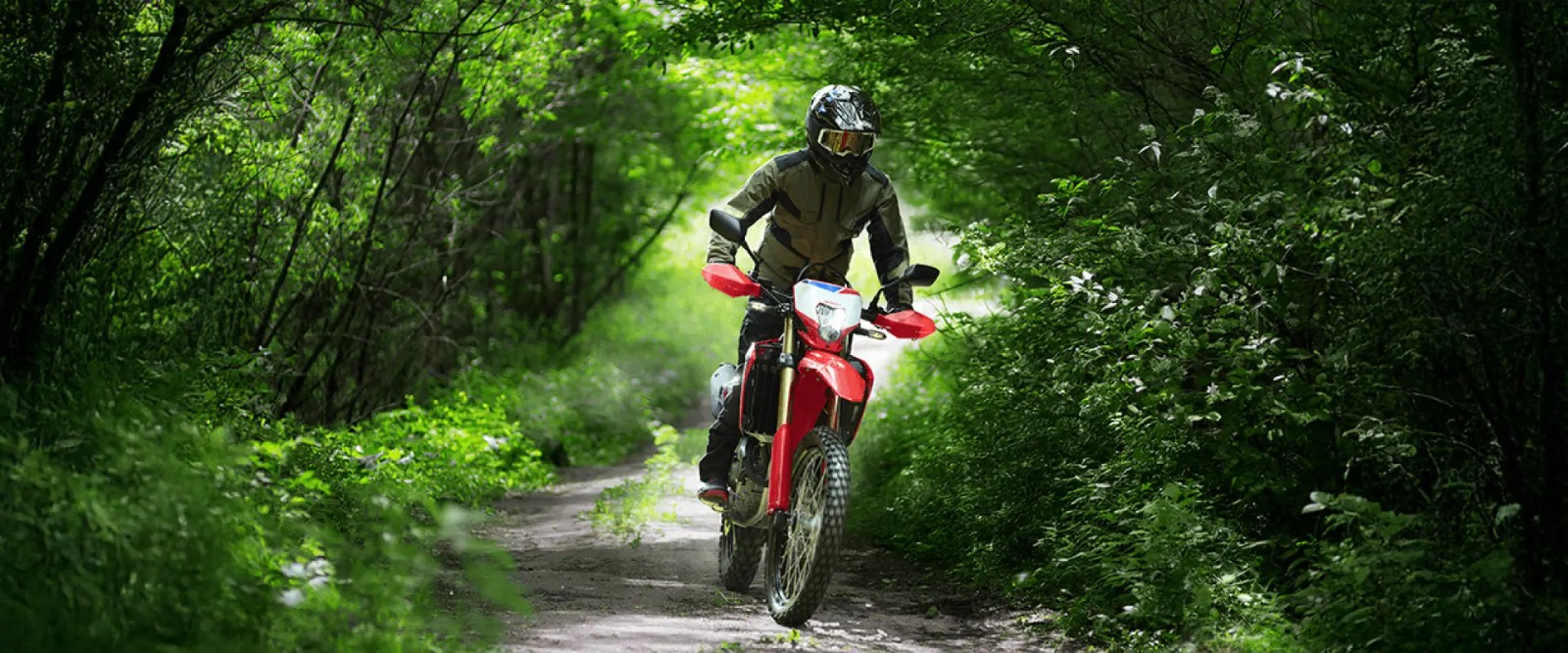 crf250l web banner lifestyle banner 1920x800px 2 16062025 091351