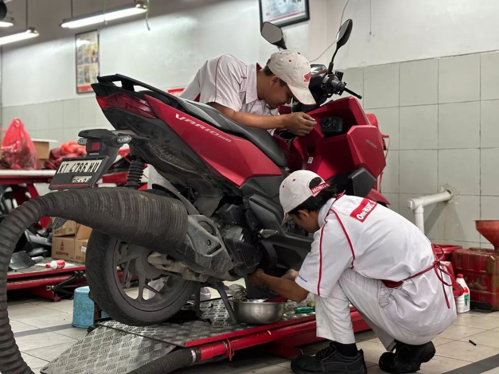 penyebab motor ngebul tipis